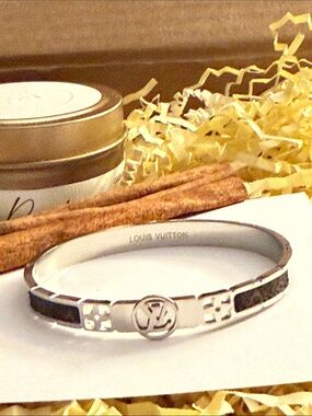 Fashion Jewelry Silver Logo Bangle with Brown Inlay
